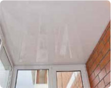 Отделка потолков на балконе